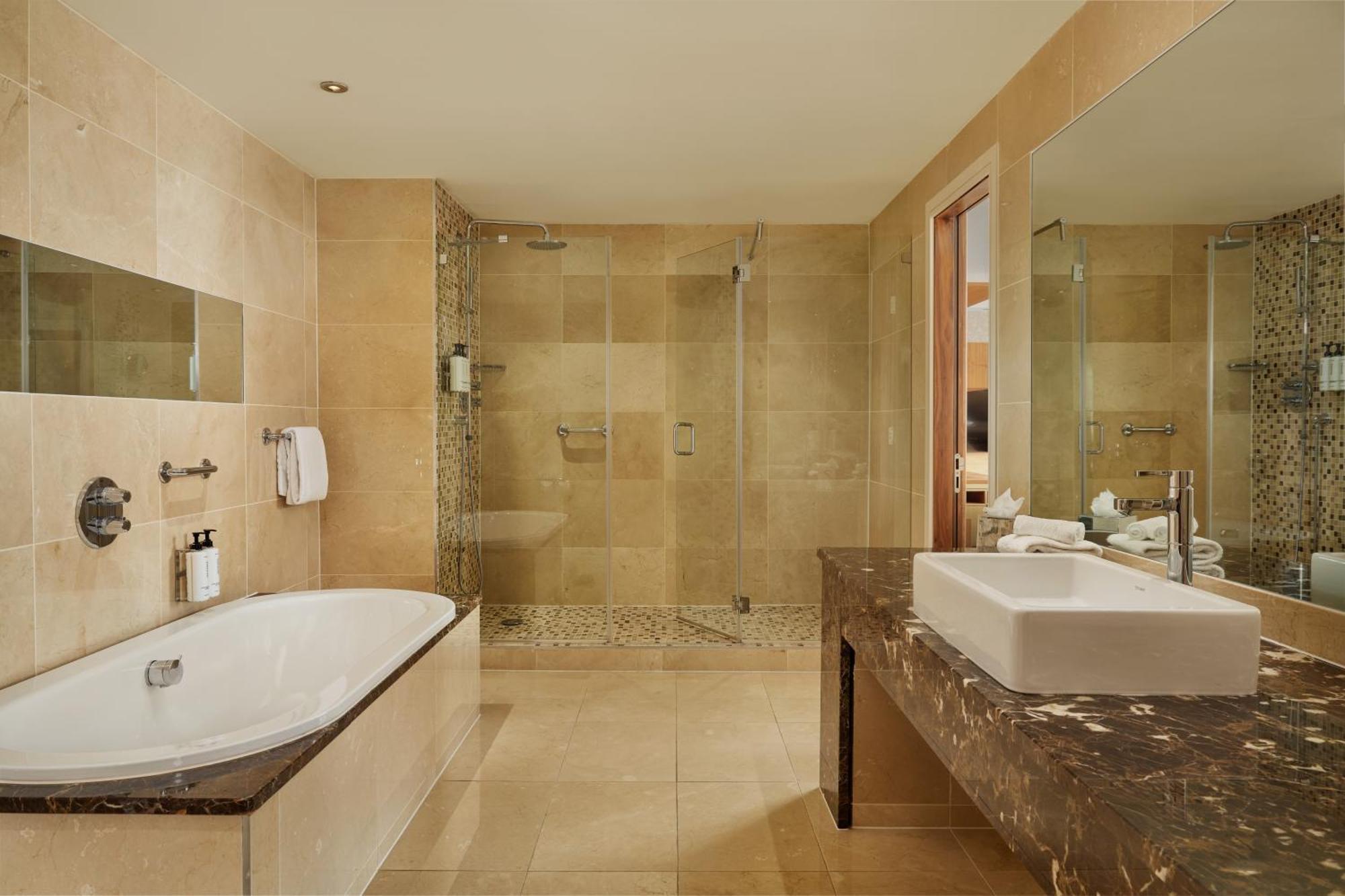 The Gateway Hotel 4*